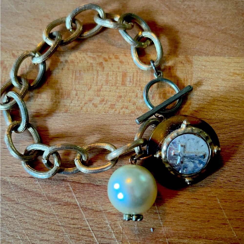 Beautiful piece with pearl and cross👑💐